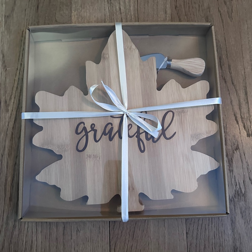 Grateful Leaf-Shaped Cheese Board with Knife